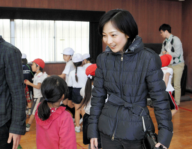 防災教育を進める小学校で、子どもと話し合う大木聖子さん＝神奈川県藤沢市、市立鵠南（こうなん）小学校