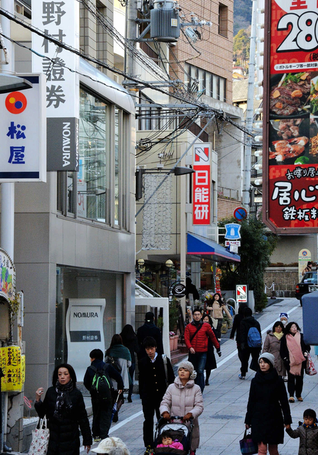 石畳が目を引く岡本商店街。一方で全国チェーンの店も目立つ＝神戸市東灘区岡本１（撮影・後藤亮平）