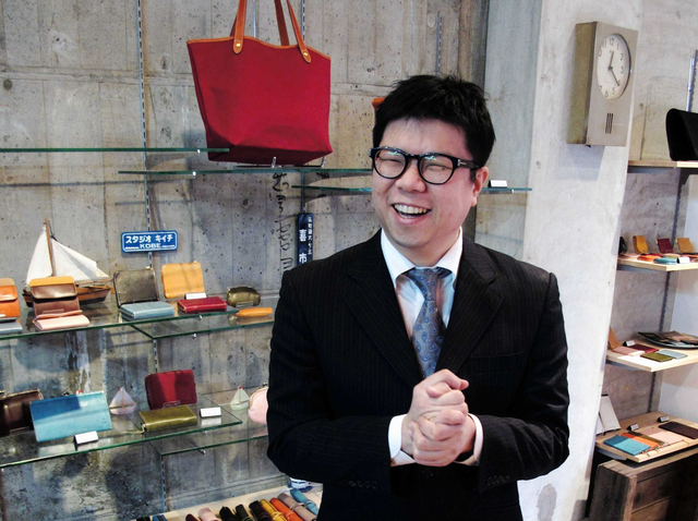 元町商店街で革小物店「スタジオキイチ」を経営する片山喜市郎さん＝神戸市中央区元町通６