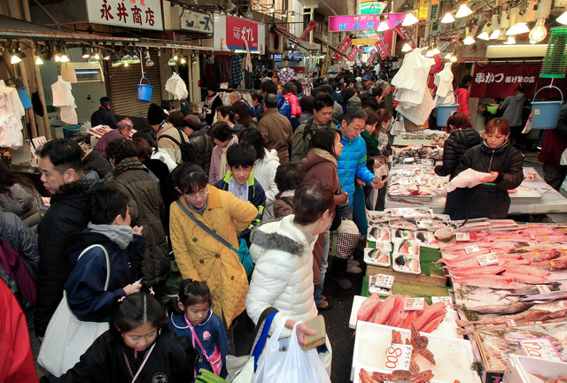 大勢の人であふれる商店街。にぎわいをどう生み出すか、知恵の絞りどころだ＝２０１３年１２月、神戸市兵庫区、東山商店街（撮影・斎藤雅志）