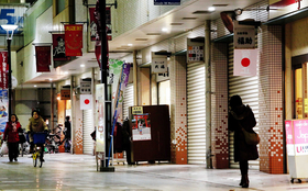 夕方の大正筋商店街。駅から離れるとにぎわいが薄れていく＝神戸市長田区