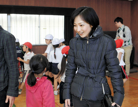防災教育を進める小学校で、子どもと話し合う大木聖子さん＝神奈川県藤沢市、市立鵠南（こうなん）小学校