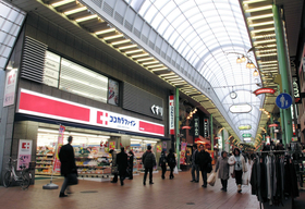 海文堂書店跡に入るドラッグストア＝神戸市中央区元町通３、元町商店街