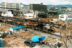 焼け野原にアーケードの鉄骨が残った菅原市場＝１９９５年３月、神戸市長田区菅原通
