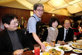 川島しょう店の川島良弘さん。仕入れや仕込みには妥協せず、「非効率な商売ですよ」と笑う＝神戸市長田区腕塚町４（撮影・吉田敦史）