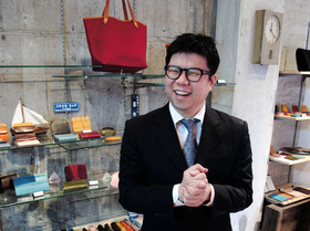 元町商店街で革小物店「スタジオキイチ」を経営する片山喜市郎さん＝神戸市中央区元町通６