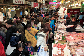大勢の人であふれる商店街。にぎわいをどう生み出すか、知恵の絞りどころだ＝２０１３年１２月、神戸市兵庫区、東山商店街（撮影・斎藤雅志）