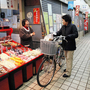 シャッターが並ぶ中で営業する漬物店。常連客と顔の見える関係が市場の強みだ＝神戸市長田区二葉町３、丸五市場（撮影・吉田敦史）