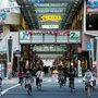 両側の再開発ビルに店舗が入る大正筋商店街。人が行き交うが、現状は厳しい＝神戸市長田区（撮影・吉田敦史）