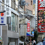 石畳が目を引く岡本商店街。一方で全国チェーンの店も目立つ＝神戸市東灘区岡本１（撮影・後藤亮平）