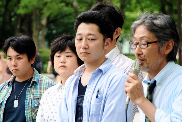 新たに代表理事に就いた藤本真一さん（前列右から２人目）と前代表理事の堀内正美さん（右端）＝神戸市中央区加納町６
