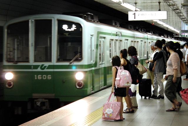 始発電車を早める検討が進められる神戸市営地下鉄西神・山手線＝神戸市中央区、三宮駅