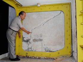 コンクリート壁を鉄骨で補強し、残された亀裂＝芦屋市山手町３、ヨドコウ迎賓館（撮影・中西幸大）