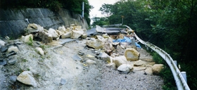 震災で崩落した県道。フェンスを設け、落石などをそのまま保存した＝神戸市北区有馬町