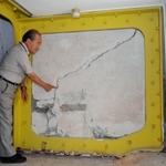 コンクリート壁を鉄骨で補強し、残された亀裂＝芦屋市山手町３、ヨドコウ迎賓館（撮影・中西幸大）