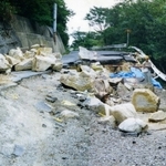 震災で崩落した県道。フェンスを設け、落石などをそのまま保存した＝神戸市北区有馬町