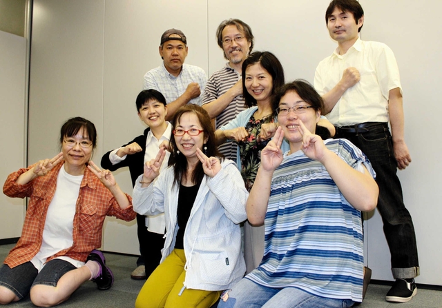 「生命のうた」を手話で表現する弥和座のメンバー＝西宮市六湛寺町