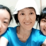 娘２人と笑顔を見せる光山由子さん