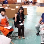 東日本大震災の避難所となった体育館で、支援者らと打ち合わせをする黒田裕子さん（中央）＝２０１１年８月３１日、宮城県気仙沼市、面瀬中学校