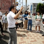 神戸市消防局の職員（中央）から、阪神・淡路大震災当時の状況を聞く学生たち＝神戸市長田区若松町１０