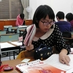 放課後の学習を支援する大学生＝神戸市内