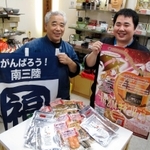 震災２０年に向けて「手をつなごう」とイベントを発案した伊東正和さん（左）＝神戸市長田区久保町６