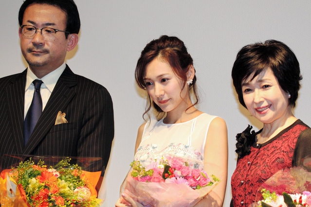 劇場版「神戸在住」の試写会であいさつする（左から）白羽弥仁監督、藤本泉さん、竹下景子さん＝シネ・リーブル神戸