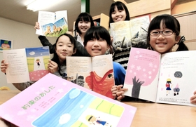 絵を担当した小中生ら＝豊岡市寿町、バニラシティ