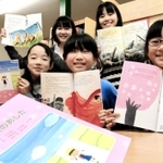 絵を担当した小中生ら＝豊岡市寿町、バニラシティ