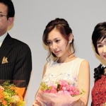 劇場版「神戸在住」の試写会であいさつする（左から）白羽弥仁監督、藤本泉さん、竹下景子さん＝シネ・リーブル神戸