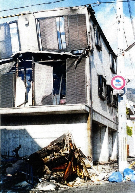 震災３日目に全焼した青山さんの自宅。１階のガレージ部分だけが焼け残った＝神戸市東灘区本山中町４（１９９５年撮影・提供写真）