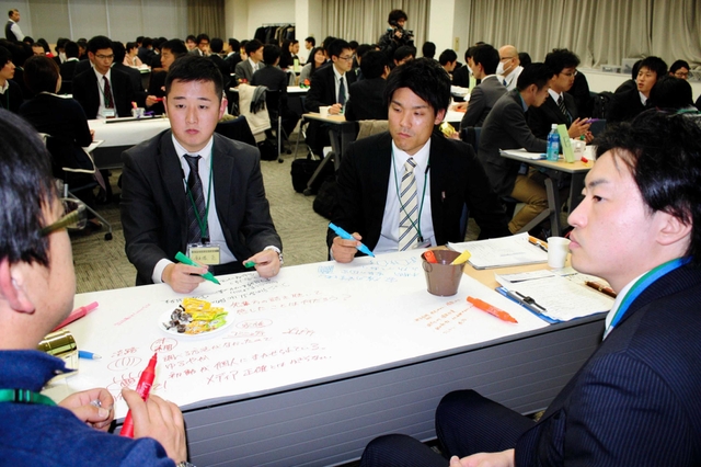 災害時にどう動くか－。真剣に意見を交わす参加者＝神戸市東灘区住吉本町１
