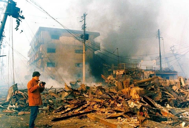 神戸市長田区の被災を記録する松崎太亮さん（１９９５年１月）