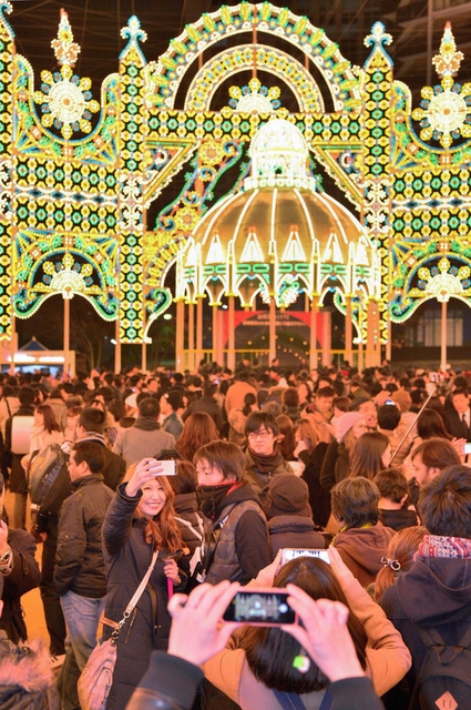多くの入場者を魅了した「神戸ルミナリエ」＝１５日夜、神戸市中央区、東遊園地（撮影・中西幸大）