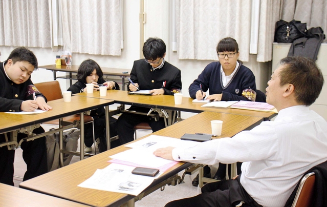 阪神・淡路大震災を経験した「コープこうべ」の職員を取材する神戸鈴蘭台高校編集部員＝神戸市北区日の峰２、コープデイズ神戸北町