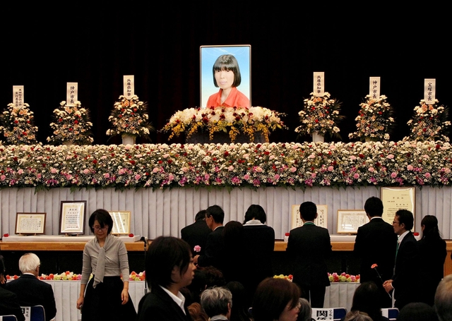 大勢の参列者が献花し、黒田さんの冥福を祈った「偲ぶ会」＝２１日午後、神戸市東灘区田中町５、コープこうべ生活文化センター（撮影・峰大二郎）