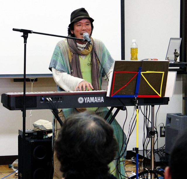 貴光さんが母に書いた手紙を歌にした奥野勝利さん＝大阪府高槻市