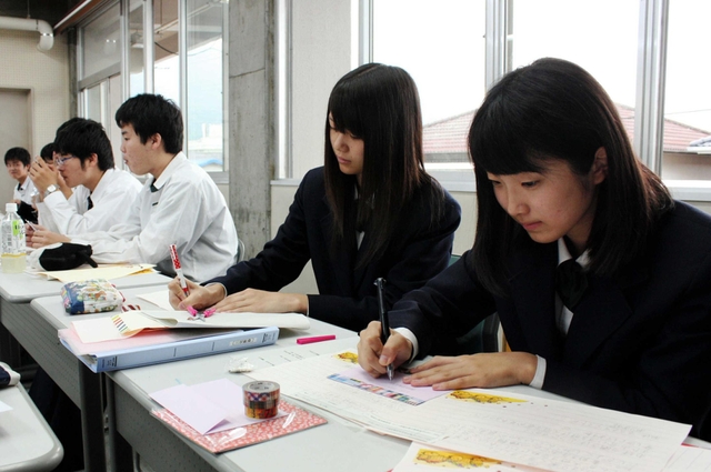 心を込めて手紙を書く生徒たち＝香川県琴平町、琴平高校