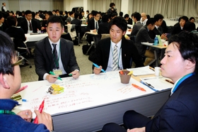 災害時にどう動くか－。真剣に意見を交わす参加者＝神戸市東灘区住吉本町１