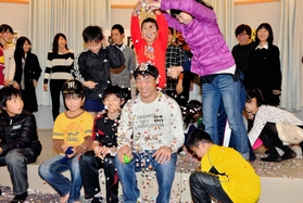 震災遺児施設「レインボーハウス」の子どもたちと触れ合う桧山進次郎さん＝２０１３年１２月、神戸市東灘区