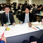 災害時にどう動くか－。真剣に意見を交わす参加者＝神戸市東灘区住吉本町１