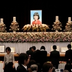大勢の参列者が献花し、黒田さんの冥福を祈った「偲ぶ会」＝２１日午後、神戸市東灘区田中町５、コープこうべ生活文化センター（撮影・峰大二郎）