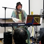 貴光さんが母に書いた手紙を歌にした奥野勝利さん＝大阪府高槻市