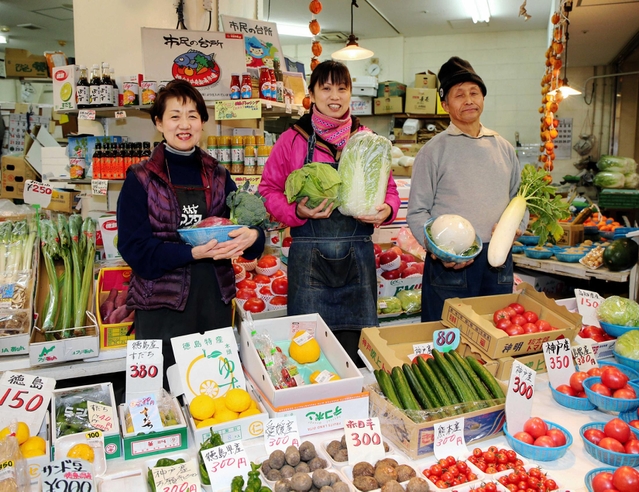 今年もよろしくお願いします－。田中まり子さん（中央）と父勝三さん（右）、母靏子さん（左）＝長田区久保町５（撮影・三浦拓也）