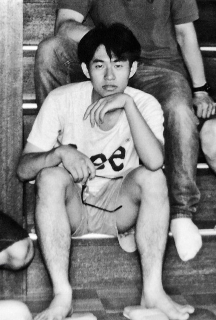 震災前年に「若葉荘」で下宿生らと写る野呂太祐さん。階段のそばに自室があった＝１９９４年７月、西宮市上ケ原五番町（野呂和美さん提供）