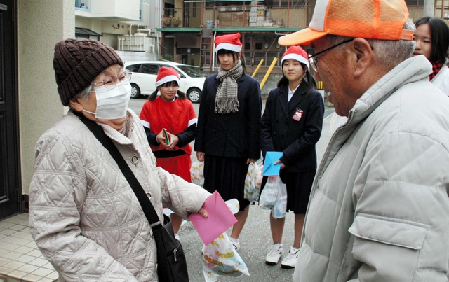 中学生も参加した「だんらん・あったか訪問」。定期的に見守ることが高齢者の体調などの微妙な変化に気づく一歩という＝西明石南町１