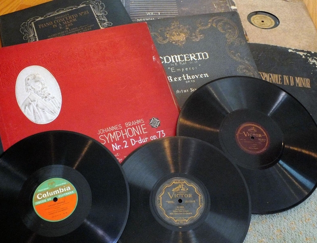 震災で倒壊した家屋から救出されたレコード