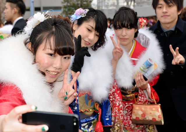 友人たちと記念撮影を楽しむ浦田楓香さん（左端）＝１２日午後、神戸市兵庫区のノエビアスタジアム神戸（撮影・中西幸大）