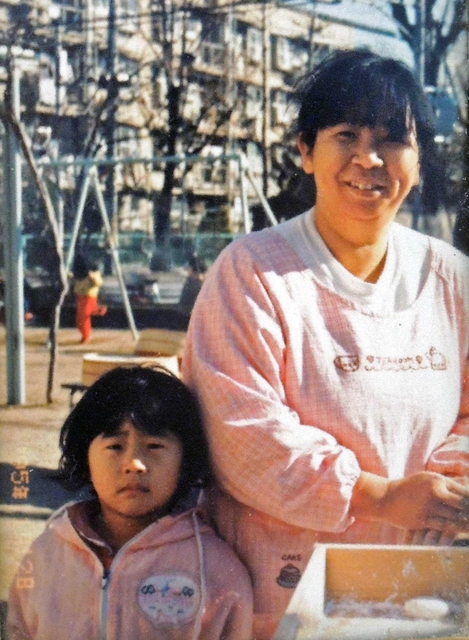 震災で亡くなった高橋ちか子さん（右）と万利恵ちゃん＝１９９５年１月１２日、西宮市春風町の春風公園（高橋昭彦さん提供）