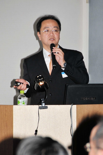 震災当時の阪神電鉄の被災状況を説明する同社電力課長の下木原浩さん＝大阪市福島区
